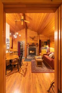 - un salon avec une table et une cheminée dans l'établissement Baker Creek By Basecamp, à Lake Louise