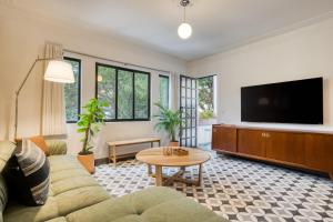 un salon avec un canapé et une télévision à écran plat dans l'établissement DINAMARCA By Mr W, à Mexico