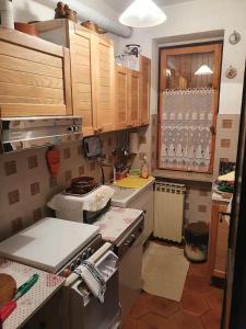 een keuken met houten kasten en een fornuis met oven bij Appartamento Belvedere in Frabosa Soprana