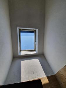 een kamer met een raam in een kamer met een tapijt bij Appartamento Belvedere in Frabosa Soprana