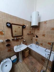 a bathroom with a sink and a toilet and a tub at Appartamento Belvedere in Frabosa Soprana