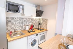 Η κουζίνα ή μικρή κουζίνα στο KASA Gloria - Studio cosy centre-ville - Parking & Wifi gratuits, tout équipé +6 φωτογραφίες