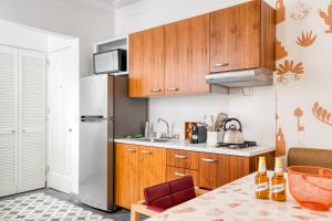 - une cuisine avec des placards en bois, une table et un réfrigérateur dans l'établissement DINAMARCA By Mr W, à Mexico