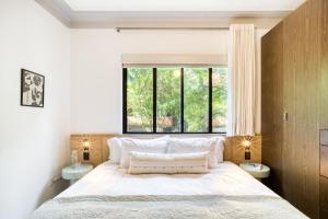 une chambre avec un grand lit et une fenêtre dans l'établissement DINAMARCA By Mr W, à Mexico