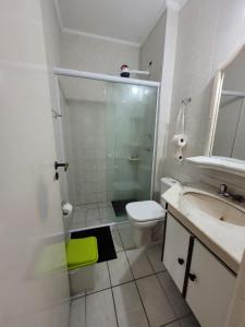 a bathroom with a shower and a toilet and a sink at PARAÍSO Ubatuba - Praia Grande-Toninhas - Apartamento Cond Wembley Tenis in Ubatuba