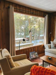 Ruang duduk di Peaceful lakeside cottage great for a staycation.
