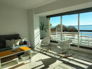 ein Wohnzimmer mit einem Sofa und 2 Stühlen in der Unterkunft Estupendo Preciosas Vistas in Alicante