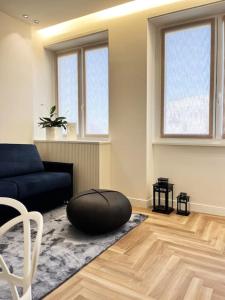 un soggiorno con divano nero e poltrona sacco di fagioli di YLS Luxury Suites 2 a Milano