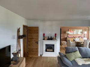 een woonkamer met een bank en een open haard bij Apartment Palueda in Davos-Dorf in Davos