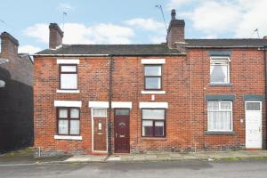 a red brick house with a red door at City Centre Home by the Peaks with 3 Bedrooms in Stoke on Trent