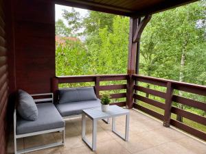 una veranda schermata con divano e tavolo di Ecotourism Mrežnica a Mrežnica