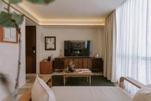 een hotelkamer met een bed en een tafel bij Hotel Sureño Yucatan in Mérida