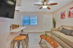 uma sala de estar com um sofá e uma ventoinha de tecto em The Oceans Cozy 1BR Apartment in Victoria Park with Pool em Fort Lauderdale