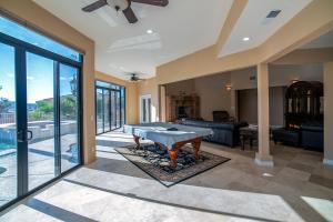 Χώρος καθιστικού στο Golf Course Luxury Retreat on Hogan