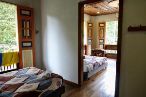 een slaapkamer met 2 bedden en een spiegel bij HOSTAL CASA VICTORIA PIJAO in Pijao