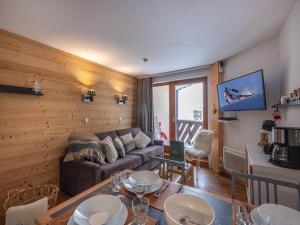 - un salon avec un canapé et une table dans l'établissement Appartement Val Thorens, 1 pièce, 4 personnes - FR-1-640-53, à Val Thorens