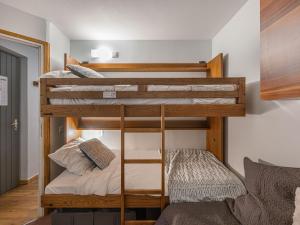 Cette chambre comprend 2 lits superposés et un canapé. dans l'établissement Appartement Val Thorens, 1 pièce, 4 personnes - FR-1-640-53, à Val Thorens