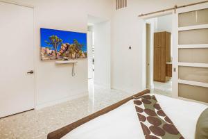 Μια τηλεόραση ή/και κέντρο ψυχαγωγίας στο Indian Wells Luxury w Private Pool & Shuffleboard