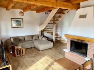 Ecotourism Mrežnica في مريزنيكا: غرفة معيشة مع أريكة ومدفأة