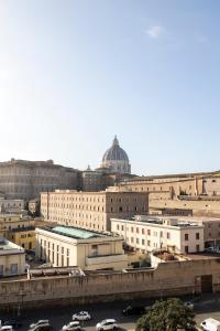 ローマにあるLa Cupola Apartmentの建物や車が並ぶ大都市の景色