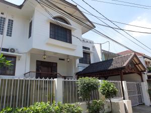uma casa branca com uma cerca à frente. em Casa Setra Bandung em Bandung