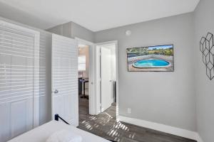 Habitación con cama y pintura en la pared en Rustic Retreats Spacious 1BR For 4 guests In The Heart of Fort Lauderdale, en Fort Lauderdale