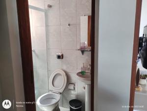 uma casa de banho com um WC e um lavatório em Kit net para casal em Ubatuba