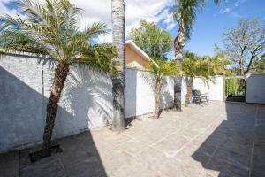 een binnenplaats met palmbomen en een hek bij Beautiful Spacious Home in Los Angeles