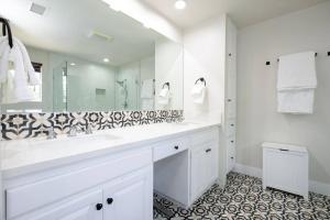 een witte badkamer met een grote wastafel en een spiegel bij Beautiful Spacious Home in Los Angeles +31 foto's