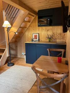 eine Küche mit einem Holztisch und einer Arbeitsplatte in der Unterkunft Le Mazot Alice in Vercorin