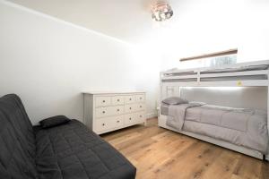 een slaapkamer met een stapelbed en een bank bij Beautiful Spacious Home in Los Angeles