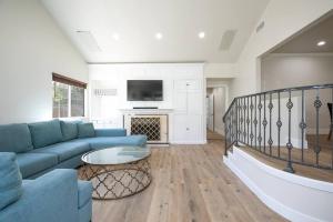 een woonkamer met een blauwe bank en een open haard bij Beautiful Spacious Home in Los Angeles