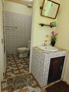 een badkamer met een wastafel en een toilet bij Baan suan khun ta บ้านพักสวนคุณตา in Ko Chang