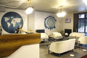 Cadde 7 Otel في أنقرة: غرفة بطاولة وكراسي وجدارية عالمية
