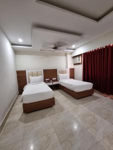 A bed or beds in a room at Hotel Rajmahal Roorkee