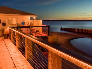 Casa con terraza con piscina y muelle en Aqua by American Beech - Adults Only, en Aquebogue