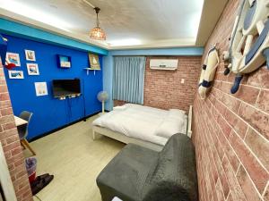 1 dormitorio con cama y pared azul en Fengchia Provence en Taichung