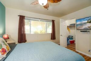 une chambre avec un lit bleu et une fenêtre dans l'établissement Kihei Bay Vista B-102, Beautifully renovated, AC!, à Kihei 21 autres photos