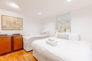 Cama ou camas em um quarto em Enchanting 1BD Flat with Garden Knightsbridge!
