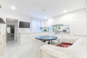 Um banheiro em Enchanting 1BD Flat with Garden Knightsbridge!