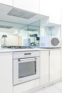 A cozinha ou cozinha compacta de Enchanting 1BD Flat with Garden Knightsbridge!