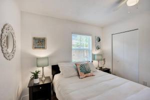 um quarto branco com uma cama e uma janela em Full Beach Chalet One block from the Beach em Pompano Beach