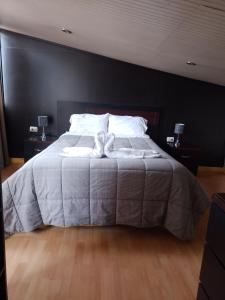 - une chambre avec un grand lit et 2 oreillers dans l'établissement Casa Salkantay Mini Departamento, à Cusco