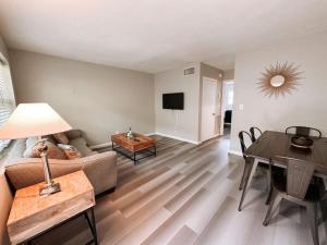 een woonkamer met een bank en een tafel bij Pionciana Getaway 1BR Apartment Near FLL Airport in Fort Lauderdale