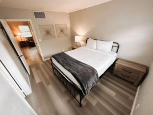 een slaapkamer met een groot bed in een kamer bij Pionciana Getaway 1BR Apartment Near FLL Airport in Fort Lauderdale