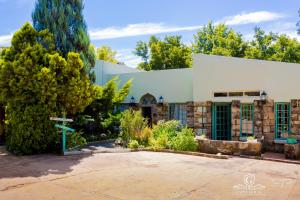 Gypsy Guest House Clarens في كلارينس: كنيسة حجرية قديمة مع صليب في ساحة