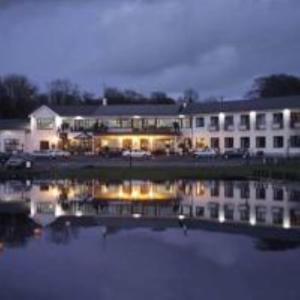 um grande edifício com um reflexo numa massa de água em Lakeside Manor Hotel em Virginia