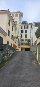 een lege parkeerplaats voor een gebouw bij Apartamento São João in Funchal
