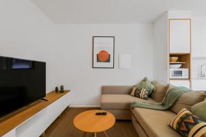 uma sala de estar com um sofá e uma televisão de ecrã plano em Agaete Penthouse Bliss Views em Puerto de las Nieves
