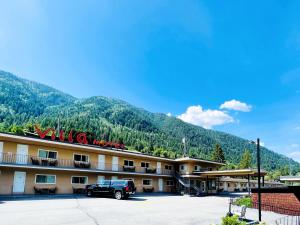 a hotel with a truck parked in a parking lot at Villa Motel in Nelson
